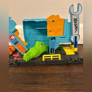 Hot Wheels City Gator Garage Attack Play Set 2017